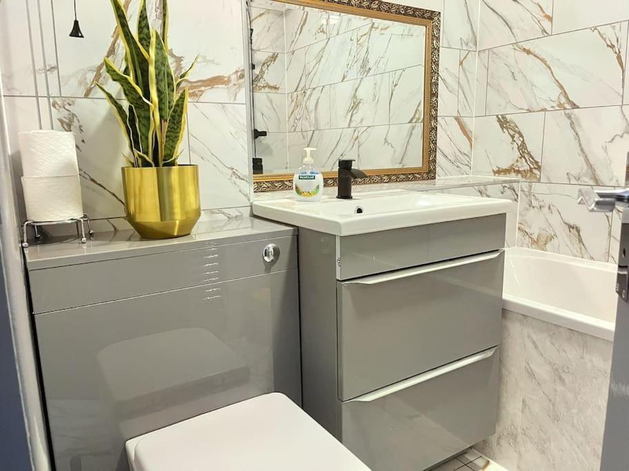 Lovely 3 Bed Ground Floor Apartment Near Qe Hospital Harborne Birmingham New ภายนอก รูปภาพ