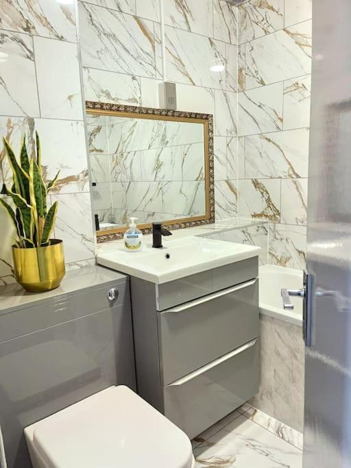 Lovely 3 Bed Ground Floor Apartment Near Qe Hospital Harborne Birmingham New ภายนอก รูปภาพ