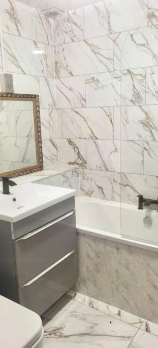 Lovely 3 Bed Ground Floor Apartment Near Qe Hospital Harborne Birmingham New ภายนอก รูปภาพ